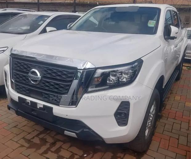 Nissan Navara 2022 White