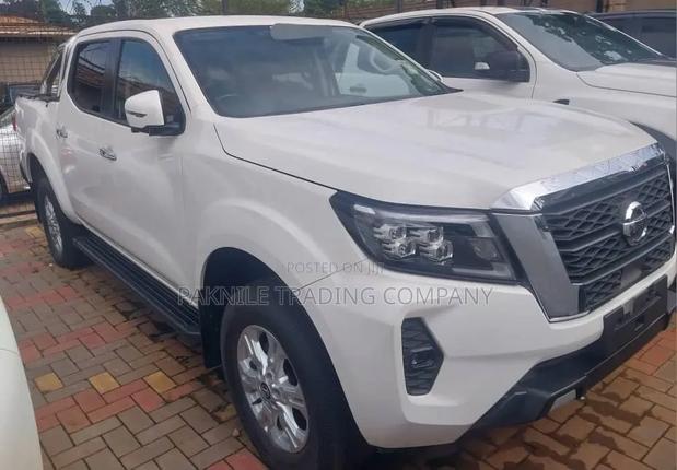 Nissan Navara 2022 White