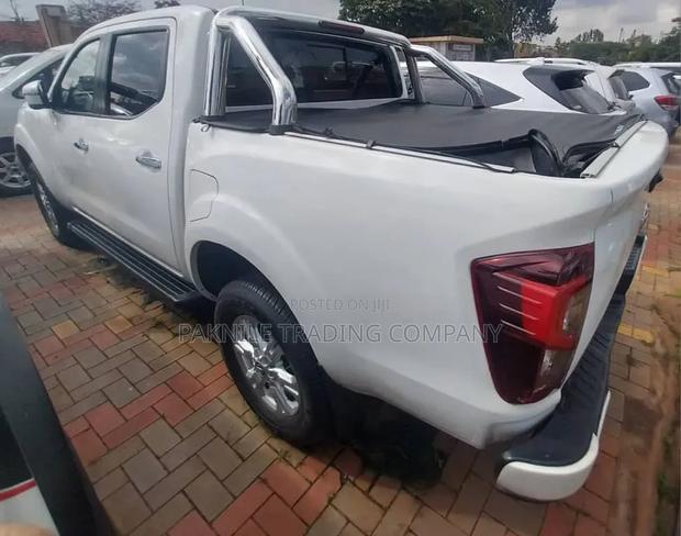 Nissan Navara 2022 White