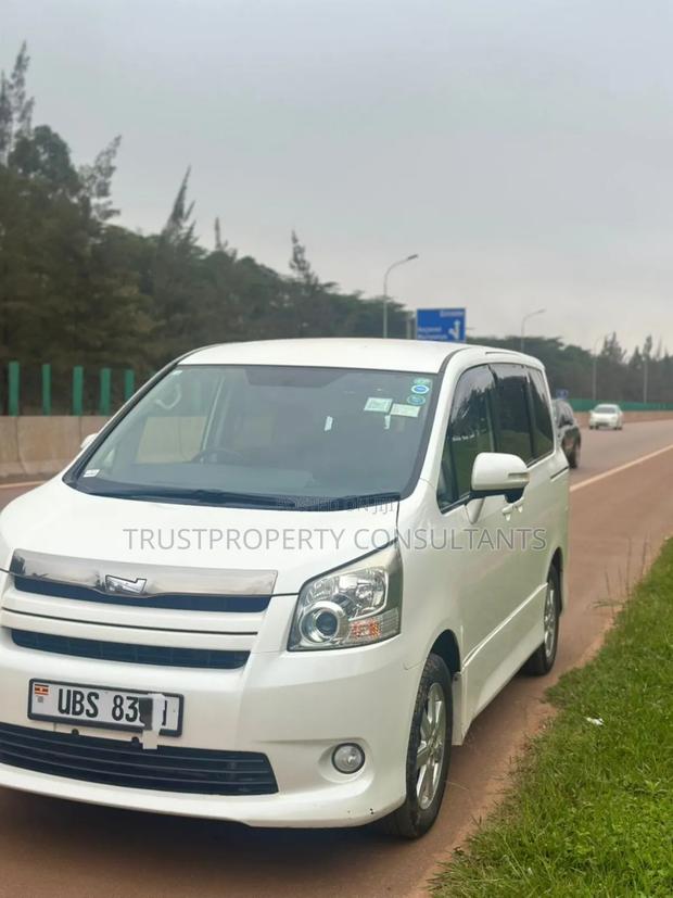 Toyota Noah 2012 White