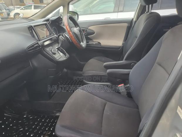 Toyota Wish 2010 Silver