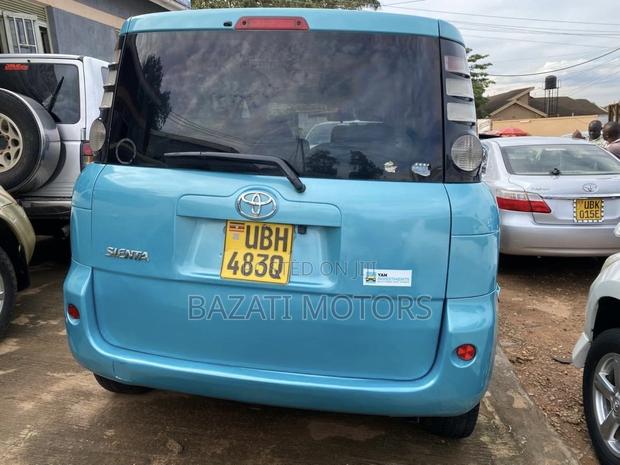 Toyota Sienta 2010 Blue