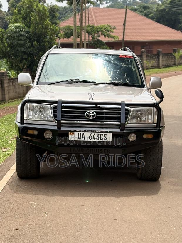 Toyota Land Cruiser HDJ 100 2000 Silver