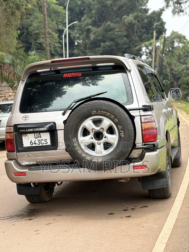 Toyota Land Cruiser HDJ 100 2000 Silver