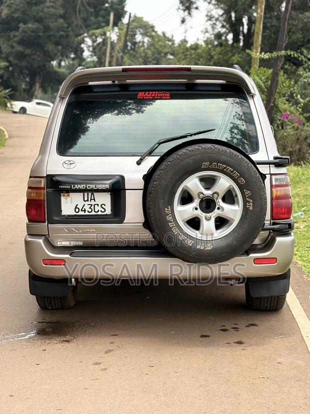 Toyota Land Cruiser HDJ 100 2000 Silver