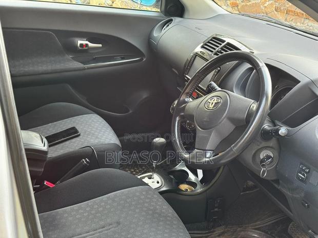 Toyota Ractis 1.5 AWD 2010 Silver