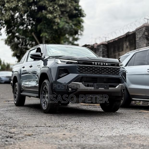 Toyota Hilux 2025 Gray