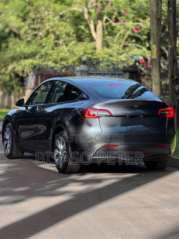 Tesla Model Y 2022 Gray