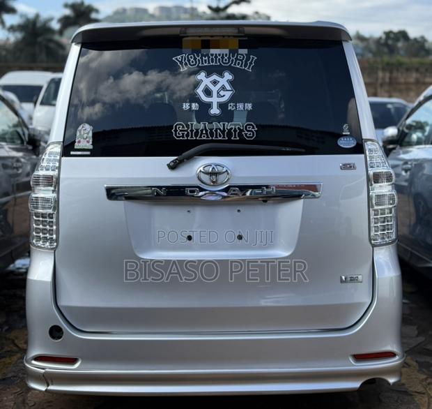 Toyota Noah 2.0 143hp AWD (8 Seater) 2013 Silver