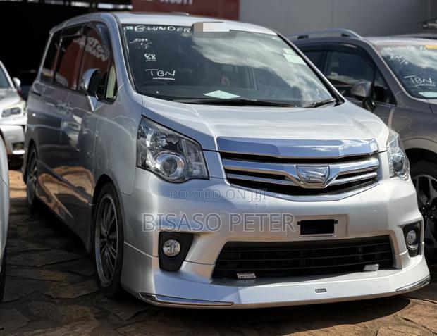 Toyota Noah 2.0 143hp AWD (8 Seater) 2013 Silver