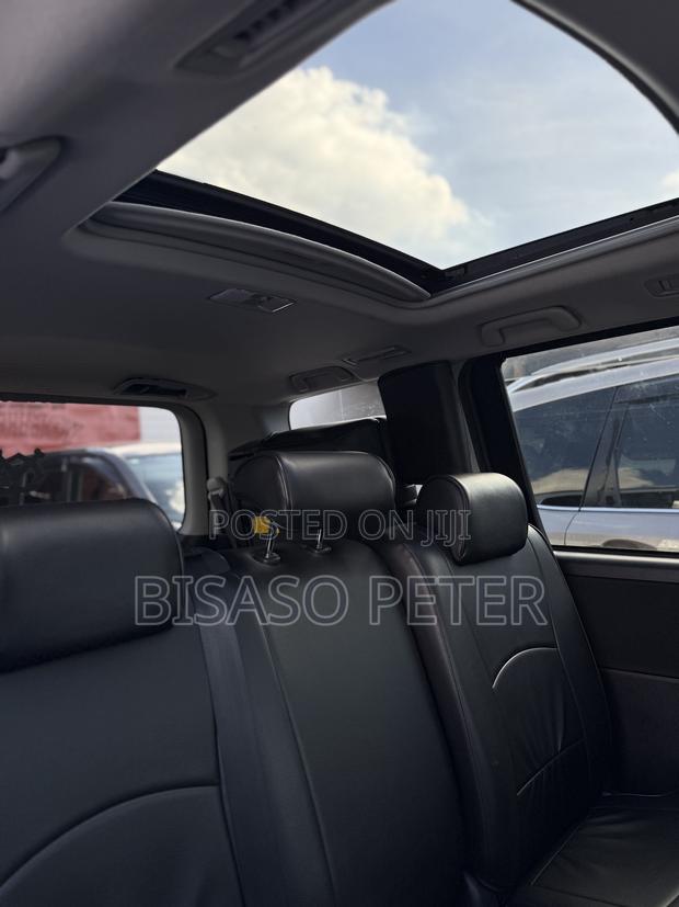 Toyota Noah 2.0 143hp AWD (8 Seater) 2013 Silver
