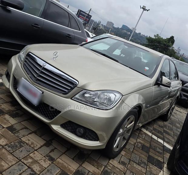 Mercedes-Benz C200 2012 Gold