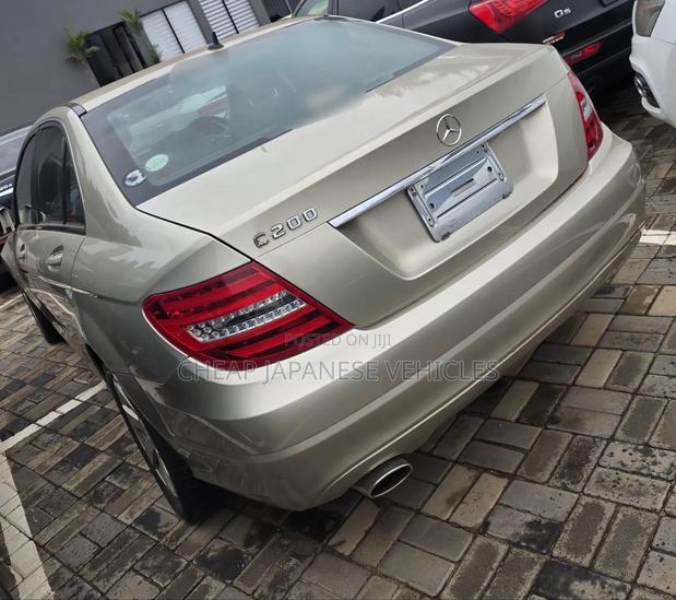 Mercedes-Benz C200 2012 Gold
