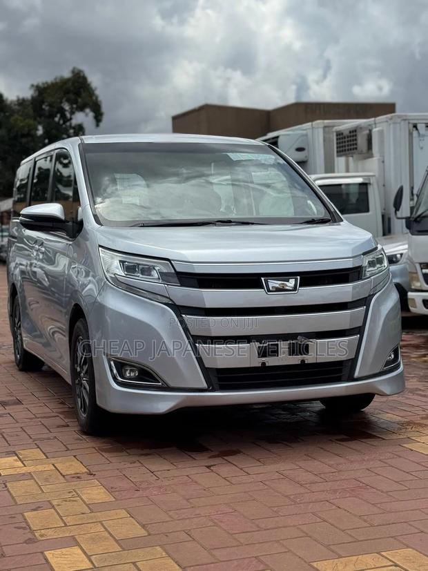 Toyota Noah 2.0 FWD (8 Seater) 2017 Silver