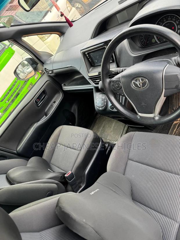 Toyota Noah 2.0 FWD (8 Seater) 2017 Silver