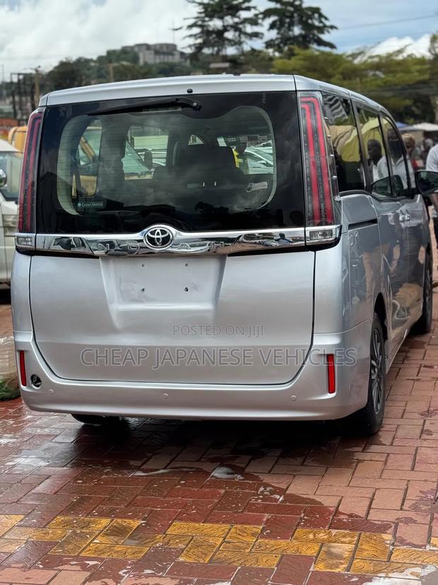 Toyota Noah 2.0 FWD (8 Seater) 2017 Silver
