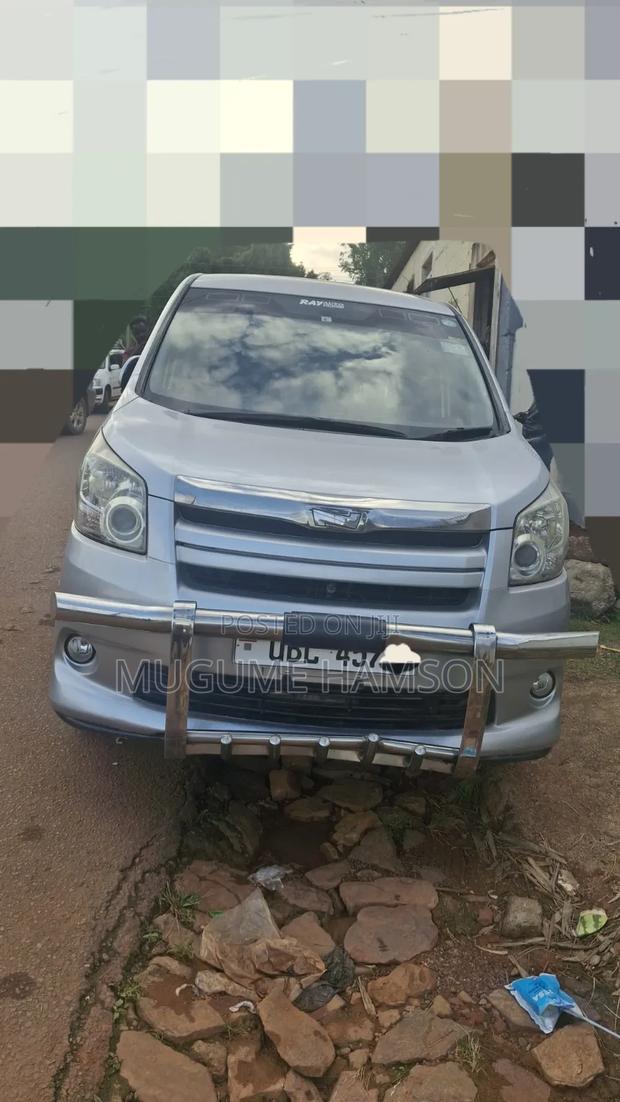 Toyota Noah 2010 Silver