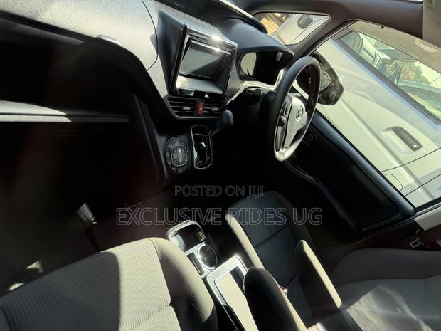 Toyota Noah 2.0 FWD (7 Seater) 2017 White