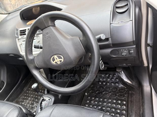 Toyota Vitz 2005 Silver