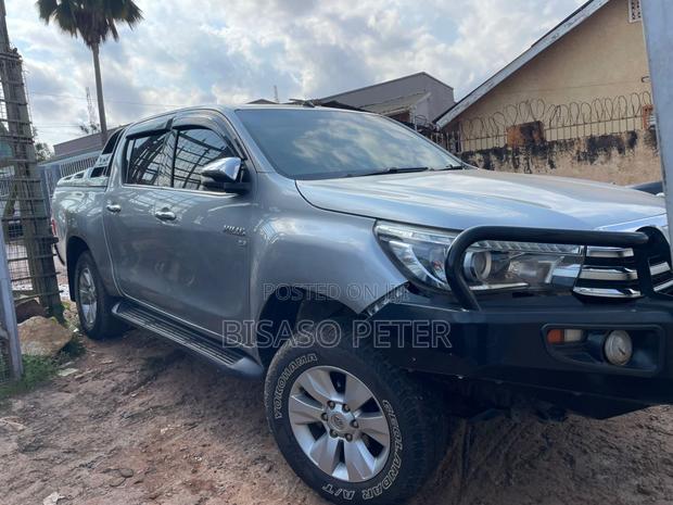 Toyota Hilux 2016 Gray