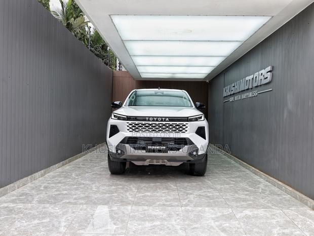 New Toyota Hilux 2025 White
