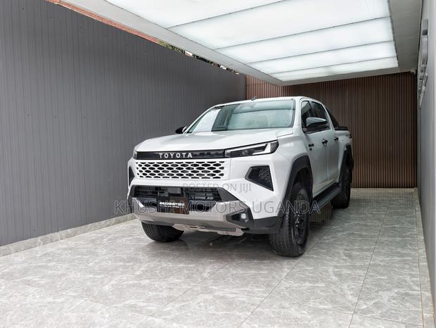 New Toyota Hilux 2025 White
