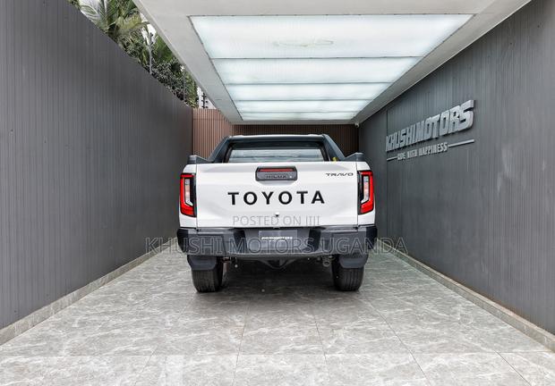 New Toyota Hilux 2025 White