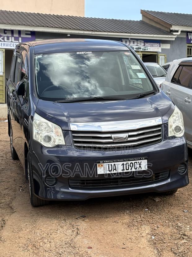 Toyota Noah 2.0 143hp AWD (8 Seater) 2012 Blue