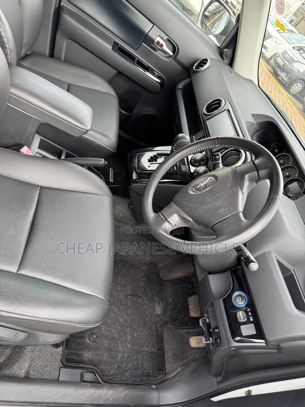 Toyota Corolla Rumion Hatchback 1.8 FWD 2012 Pearl