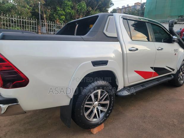 Toyota Hilux 2022 White