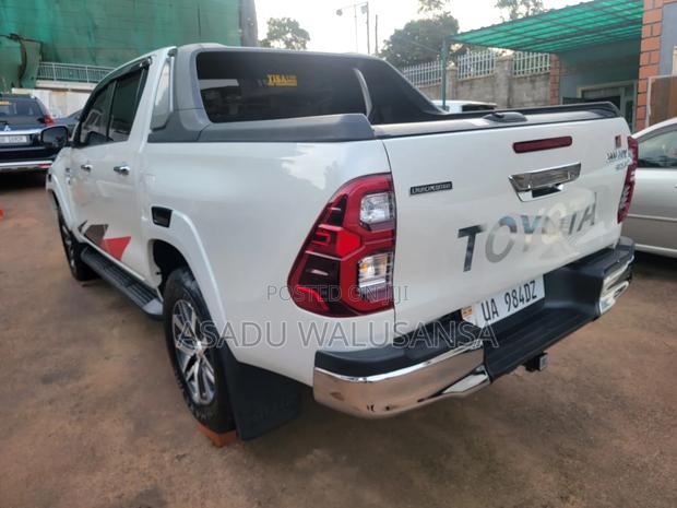 Toyota Hilux 2022 White