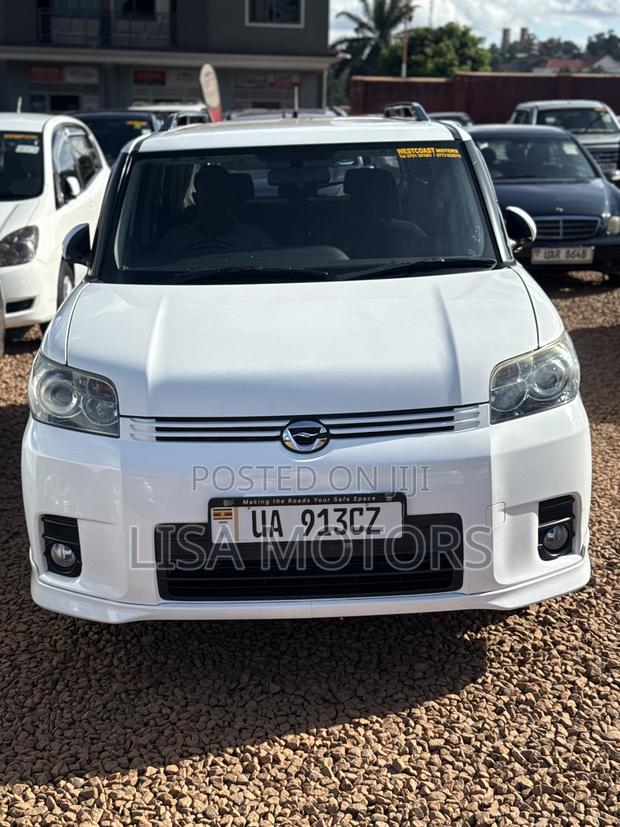 Toyota Corolla Rumion Hatchback 1.5 FWD 2011 White