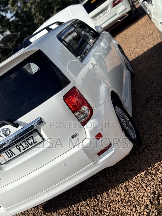 Toyota Corolla Rumion Hatchback 1.5 FWD 2011 White