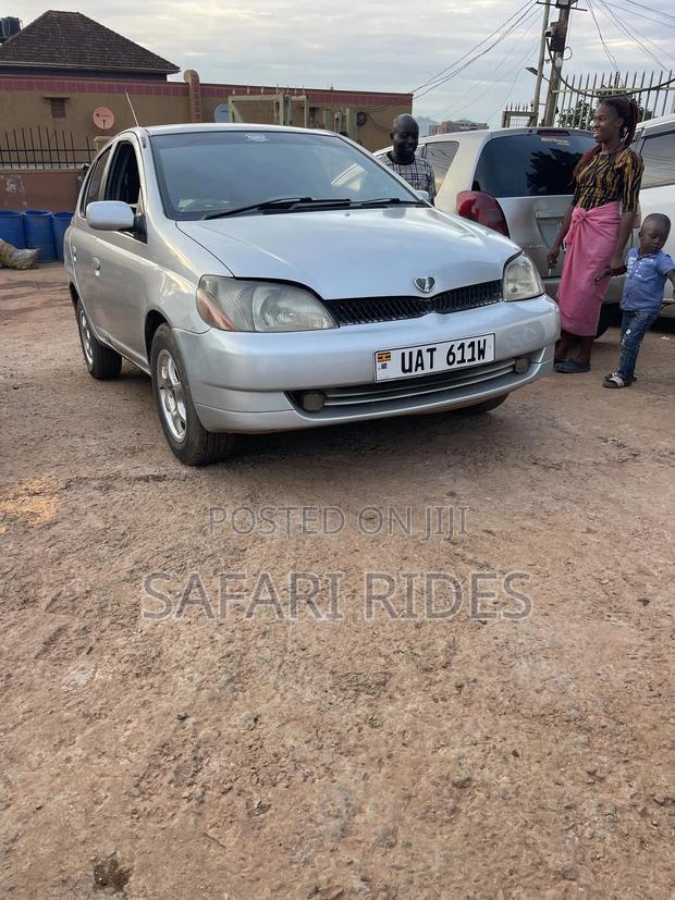 Toyota Platz 2000 Silver