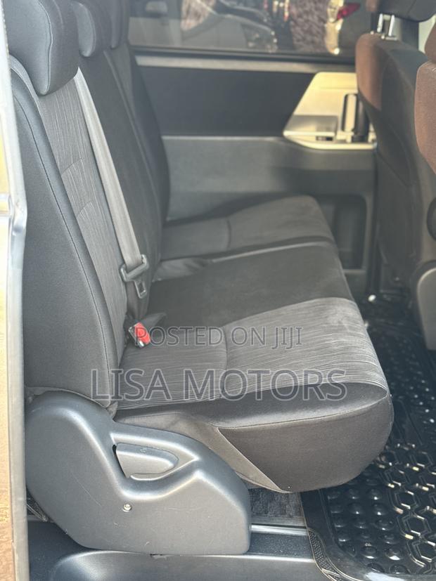 Toyota Noah 2.0 143hp AWD (8 Seater) 2012 Gray