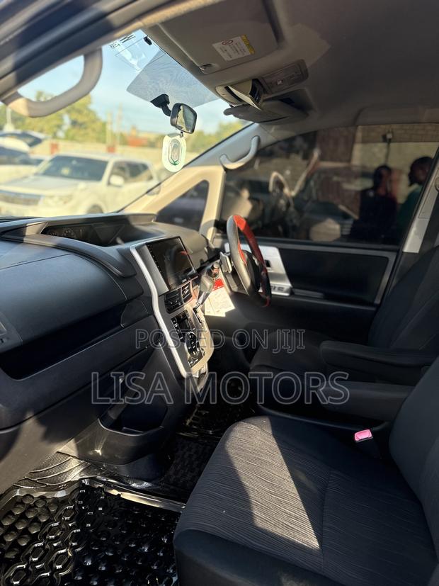 Toyota Noah 2.0 143hp AWD (8 Seater) 2012 Gray