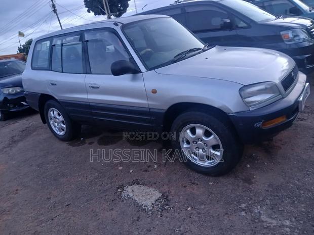 Toyota RAV4 Base FWD 1999 White