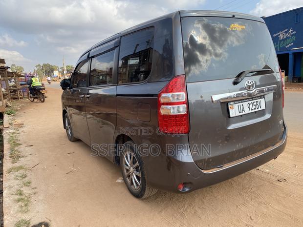 Toyota Noah 2.0 143hp AWD (8 Seater) 2012 Gray