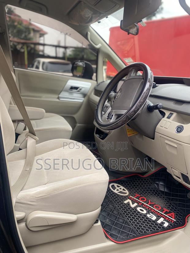 Toyota Noah 2.0 143hp AWD (8 Seater) 2012 Gray