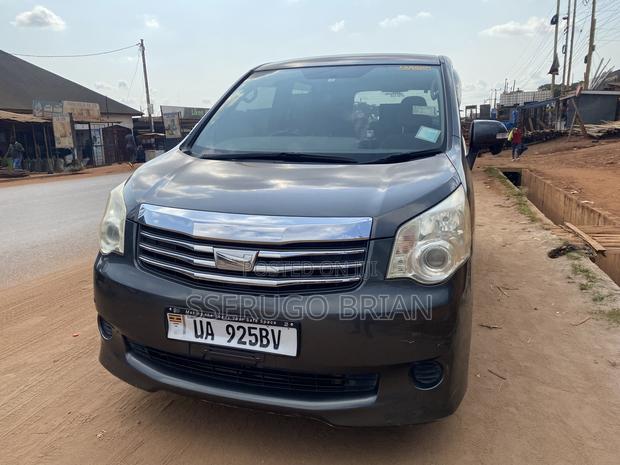 Toyota Noah 2.0 143hp AWD (8 Seater) 2012 Gray