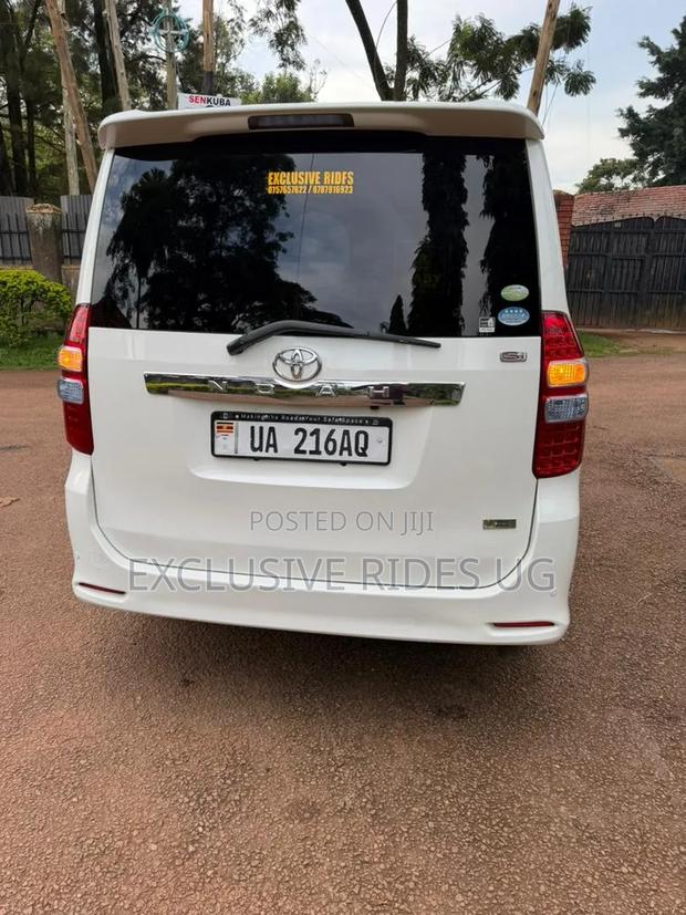 Toyota Noah 2.0 143hp AWD (8 Seater) 2012 White
