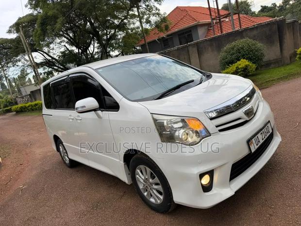 Toyota Noah 2.0 143hp AWD (8 Seater) 2012 White