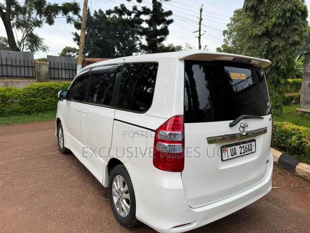 Toyota Noah 2.0 143hp AWD (8 Seater) 2012 White