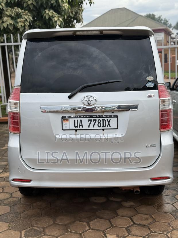 Toyota Noah 2.0 143hp AWD (8 Seater) 2008 Silver