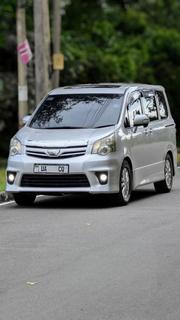 Toyota Noah 2012 Silver for sale