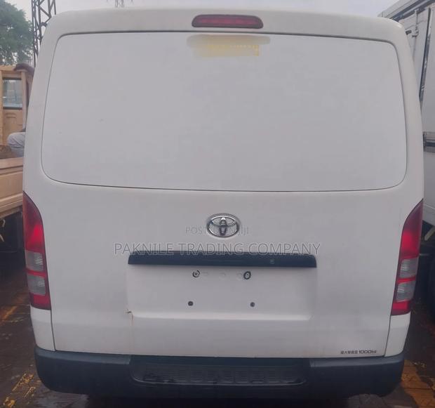 Toyota HiAce 2012
