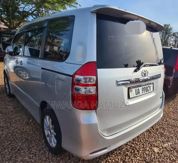 Toyota Noah 2010 Silver