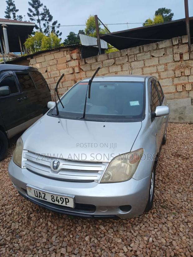 Toyota IST 2002 Silver