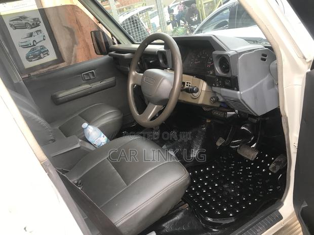 Toyota Land Cruiser 2000 White