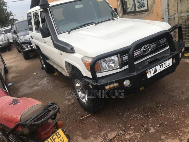 Toyota Land Cruiser 2000 White